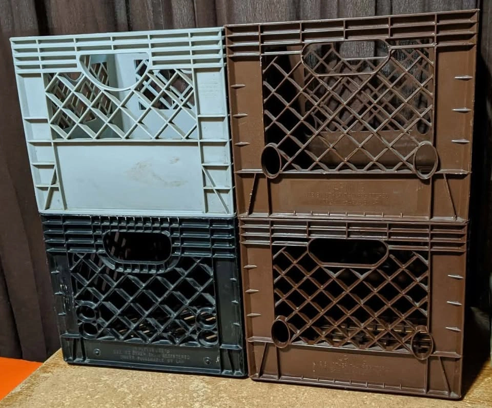 LOT OF 4 VINTAGE MILK CRATES BORDEN DEAN FOODS SWISS VALLEY - photo 2