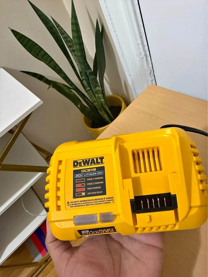 DEWALT Fast Charger DCB118 20V 8AMP - photo 2