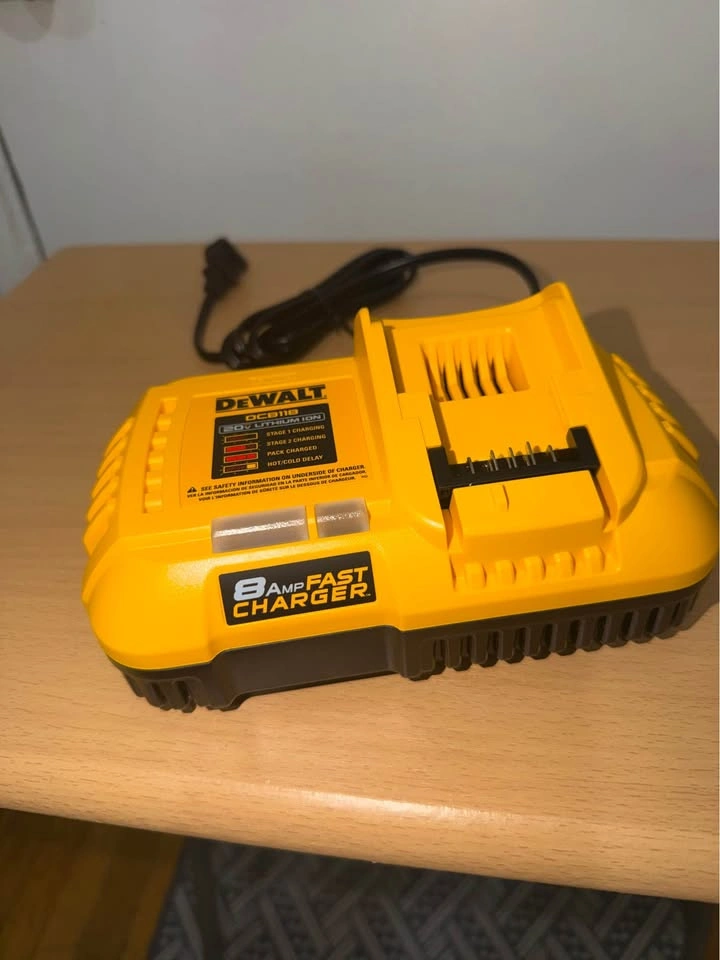 DEWALT Fast Charger DCB118 20V 8AMP - photo 3