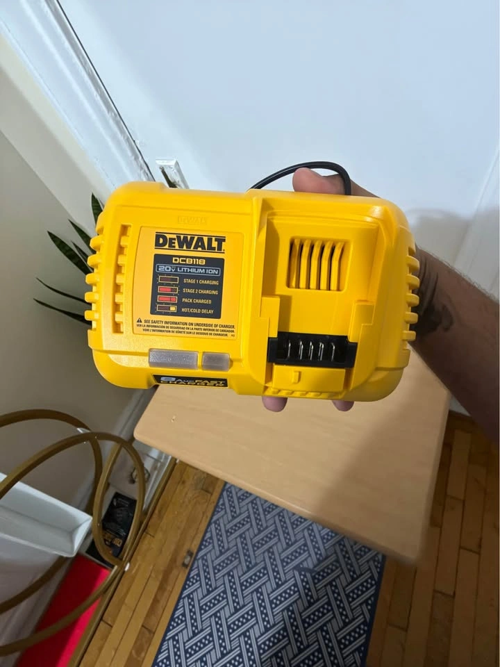 DEWALT Fast Charger DCB118 20V 8AMP - photo 4