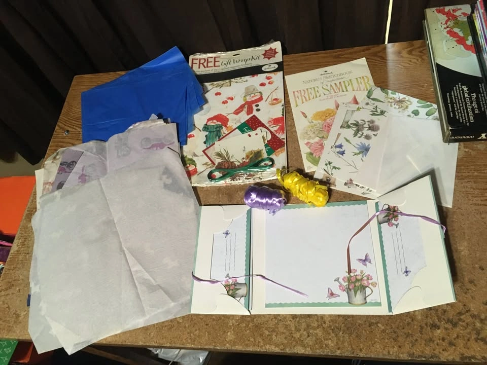 Lot of Greeting Cards, Gift Bags, and Wrapping Paper - photo 3