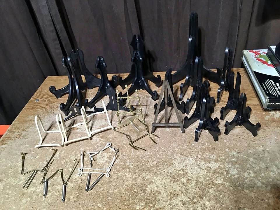 LOT OF 23 VINTAGE PLATE DISPLAY STANDS HOLDERS WOOD PLASTIC META