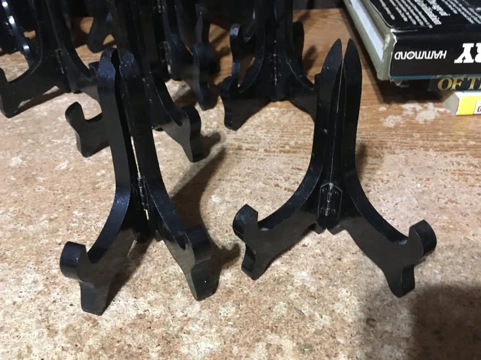 LOT OF 23 VINTAGE PLATE DISPLAY STANDS HOLDERS WOOD PLASTIC META - photo 2