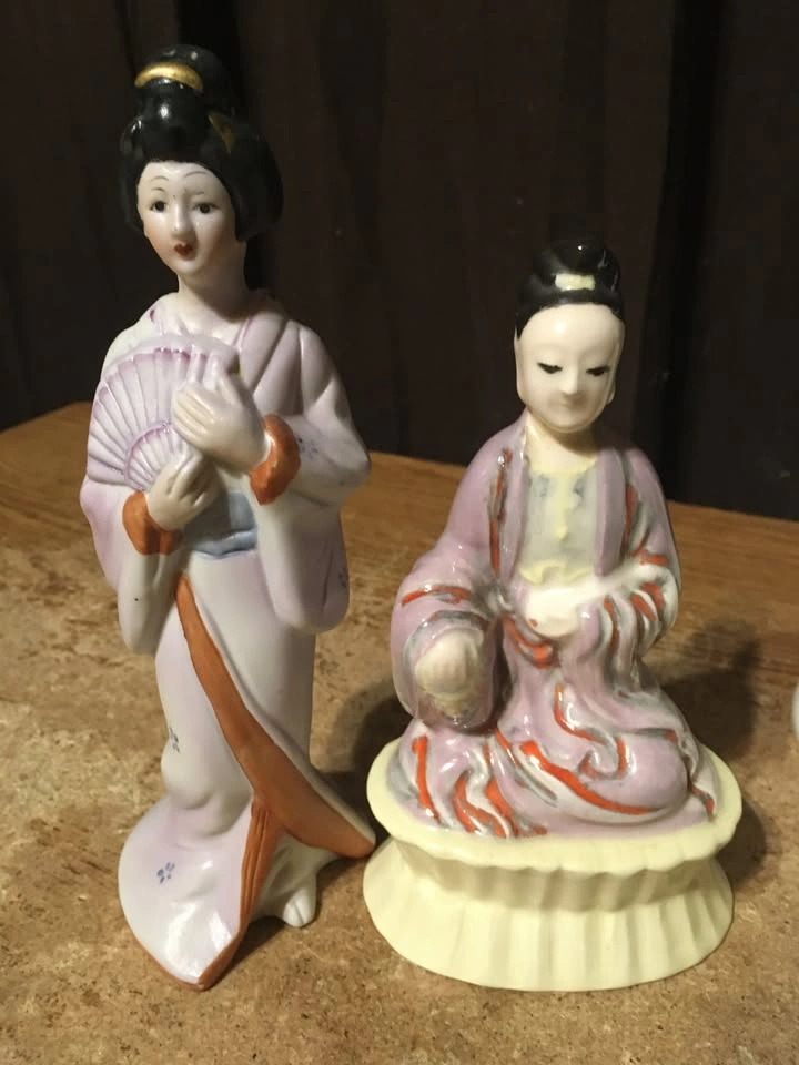 Lot of 6 Japanese & Chinese Figurines, Vases, and Decor - photo 2
