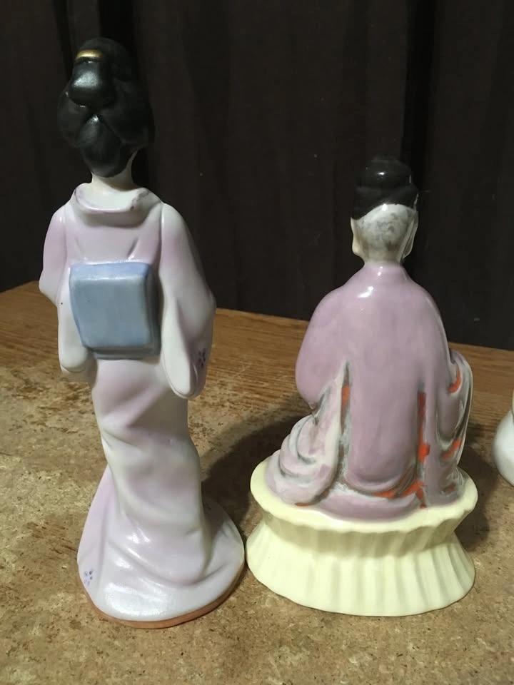 Lot of 6 Japanese & Chinese Figurines, Vases, and Decor - photo 3