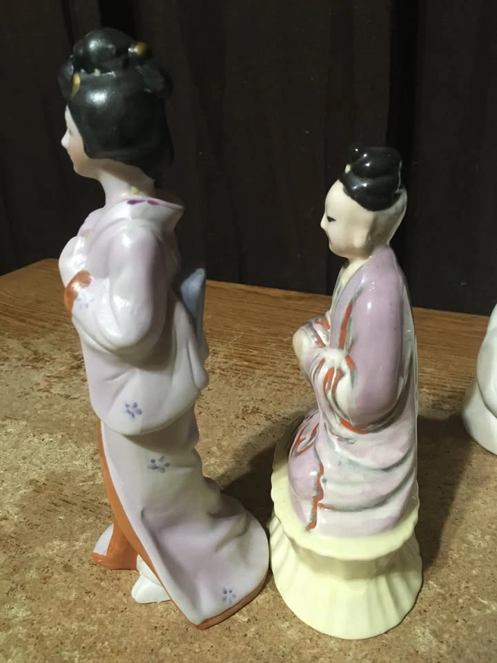 Lot of 6 Japanese & Chinese Figurines, Vases, and Decor - photo 4