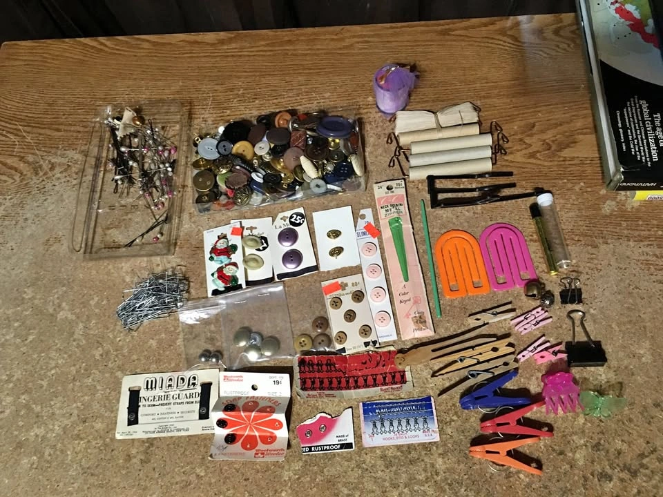 VINTAGE LOT OF BUTTONS 260 PINS LAUNDRY HANGER CLIPS