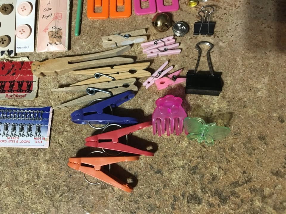VINTAGE LOT OF BUTTONS 260 PINS LAUNDRY HANGER CLIPS - photo 2