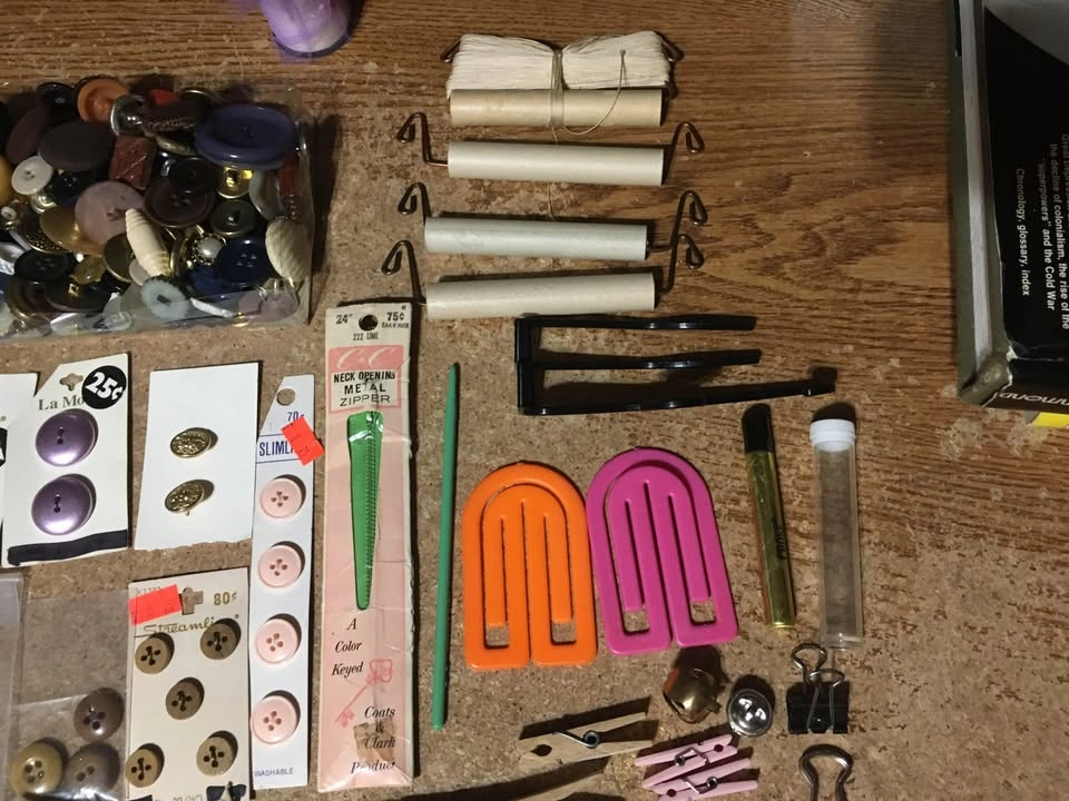VINTAGE LOT OF BUTTONS 260 PINS LAUNDRY HANGER CLIPS - photo 3