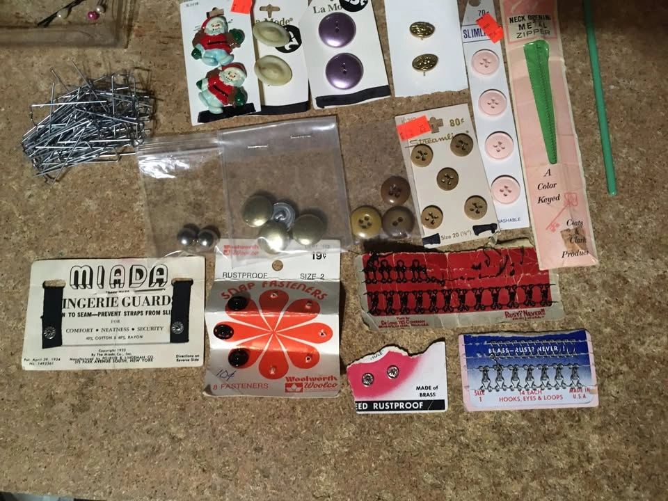 VINTAGE LOT OF BUTTONS 260 PINS LAUNDRY HANGER CLIPS - photo 4