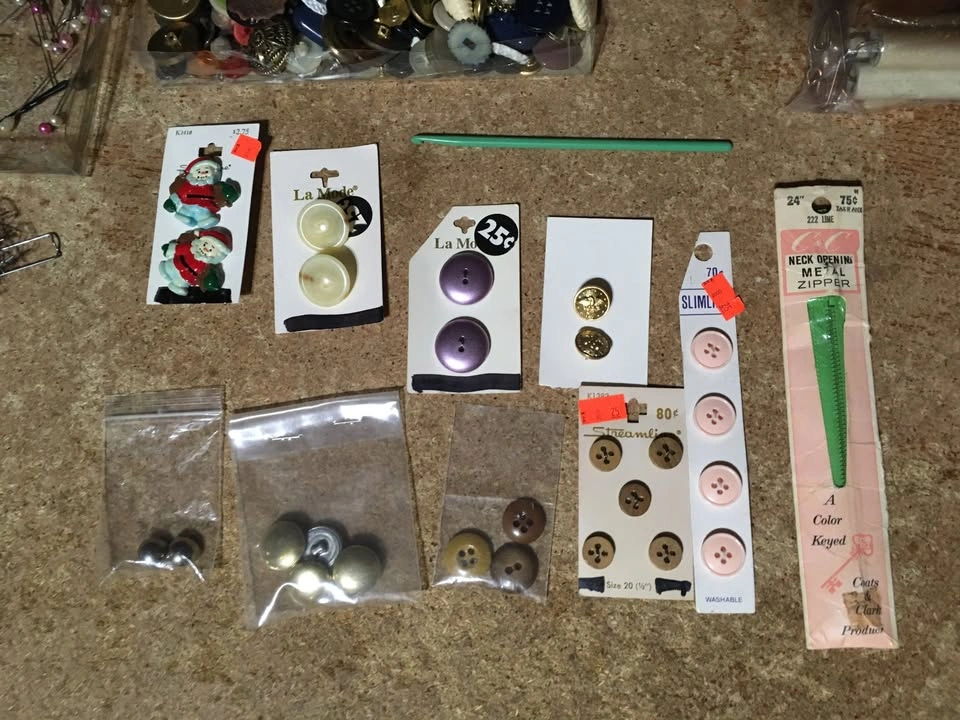 VINTAGE LOT OF BUTTONS 260 PINS LAUNDRY HANGER CLIPS - photo 5