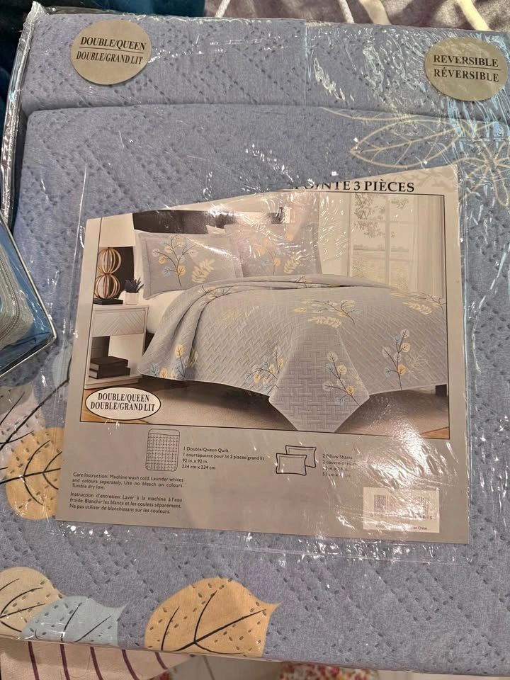 Brand new Double/Queen Reversible 3-Piece Quilt Set & sheet