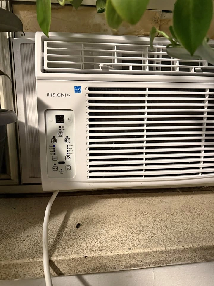 Insignia Window Air Conditioner 6000 BTU with frame
