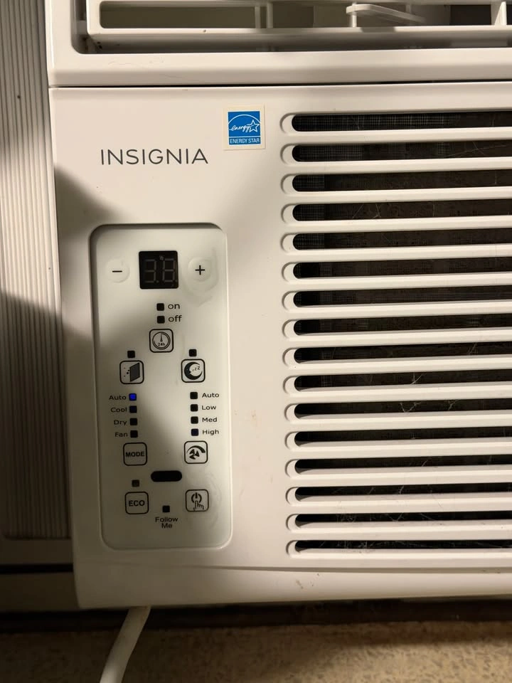 Insignia Window Air Conditioner 6000 BTU with frame - photo 2