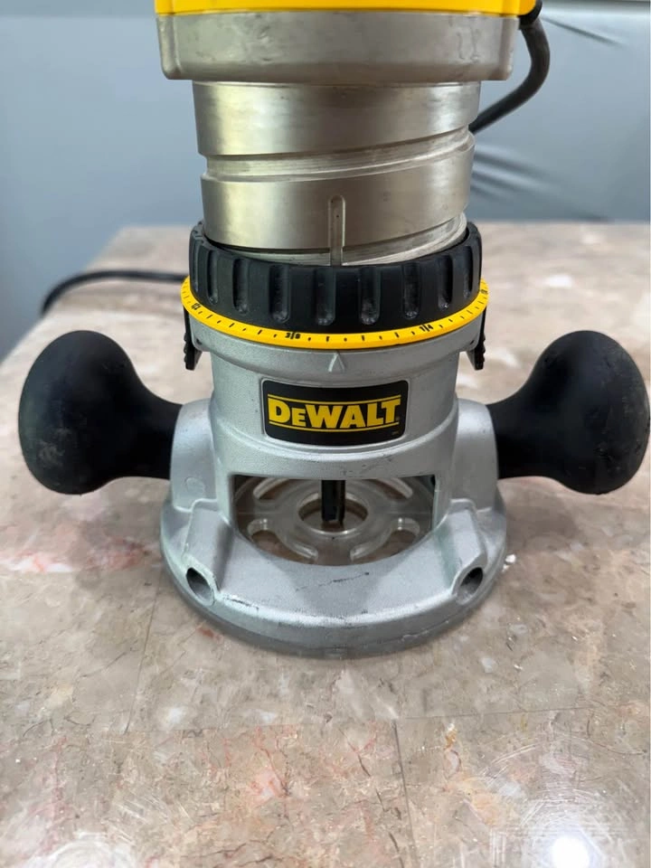 DEWALT 1 3/4 Hp Fixed Base Router - photo 3