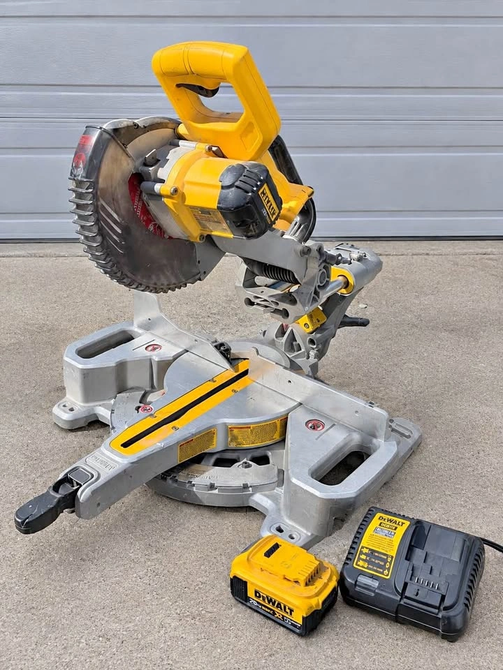 DEWALT 20V MAX 7-1/4-inch Sliding Miter Saw + Battery/Charger