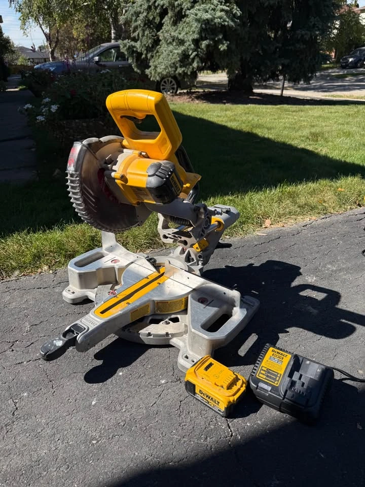 DEWALT 20V MAX 7-1/4-inch Sliding Miter Saw + Battery/Charger - photo 2
