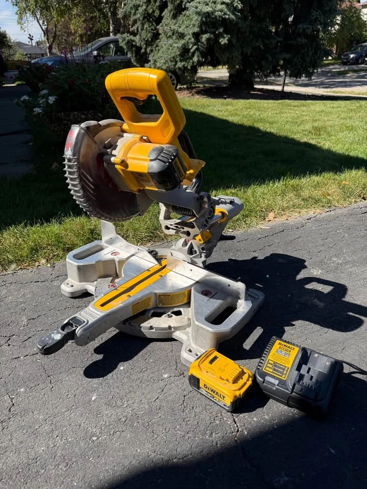 DEWALT 20V MAX 7-1/4-inch Sliding Miter Saw + Battery/Charger - photo 3