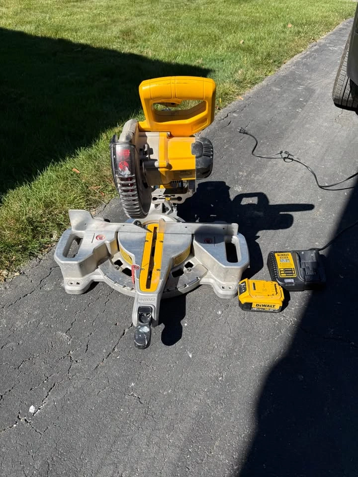 DEWALT 20V MAX 7-1/4-inch Sliding Miter Saw + Battery/Charger - photo 4
