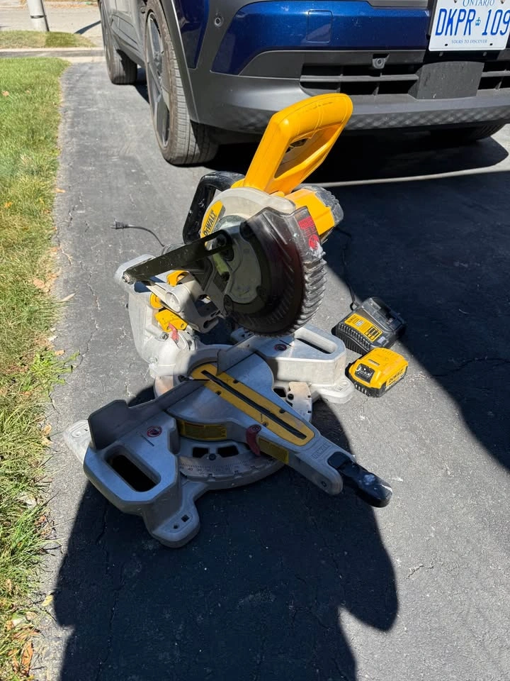 DEWALT 20V MAX 7-1/4-inch Sliding Miter Saw + Battery/Charger - photo 5