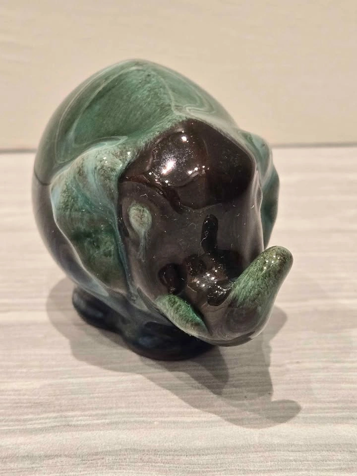 Small Blue Mountain Pottery Elephant Figurine - photo 2