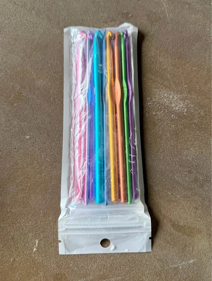 Crochet Hook Set and pink yarn - photo 2
