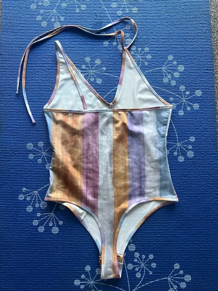 NA-KD Swimsuit image indicator(2)