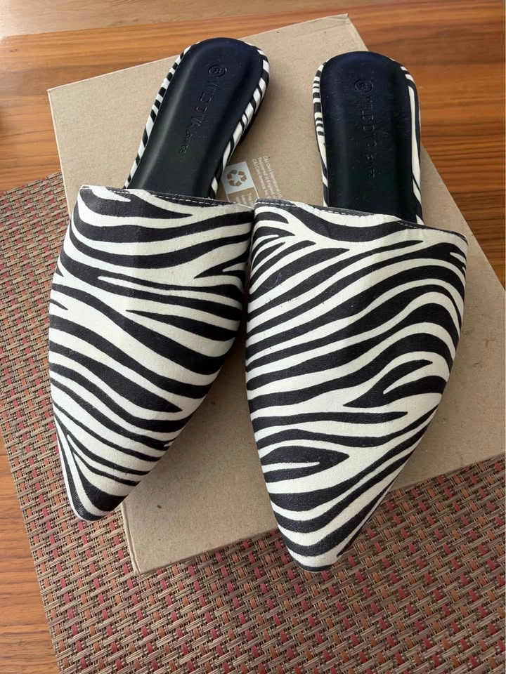 Wild Diva Lounge Zebra Print Pointed Toe Mules Size 7.5
