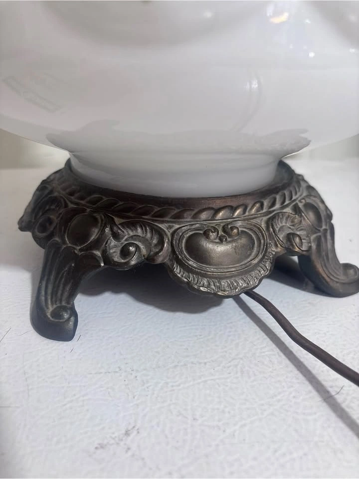 Vintage 1960s Milk Glass Pink Rose Table Lamp Brass Victorian - photo 2