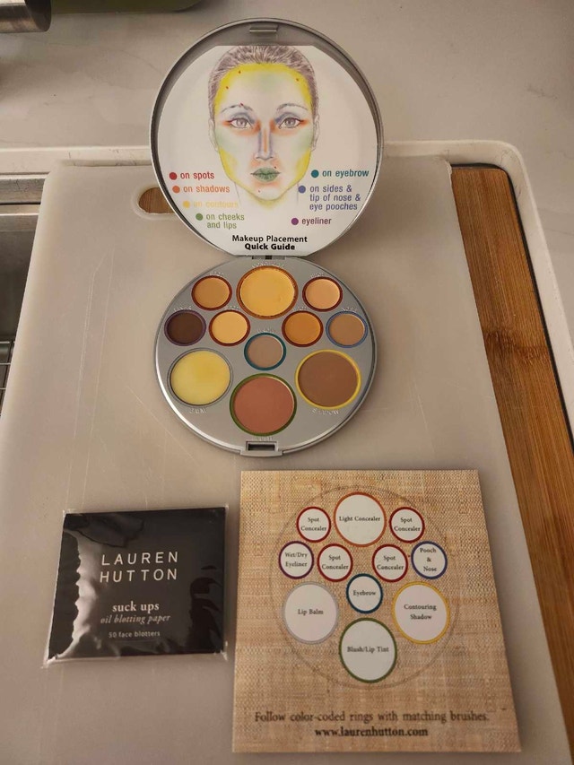 Lauren Hutton Face Disc – Yellow Tone – NEW IN BOX