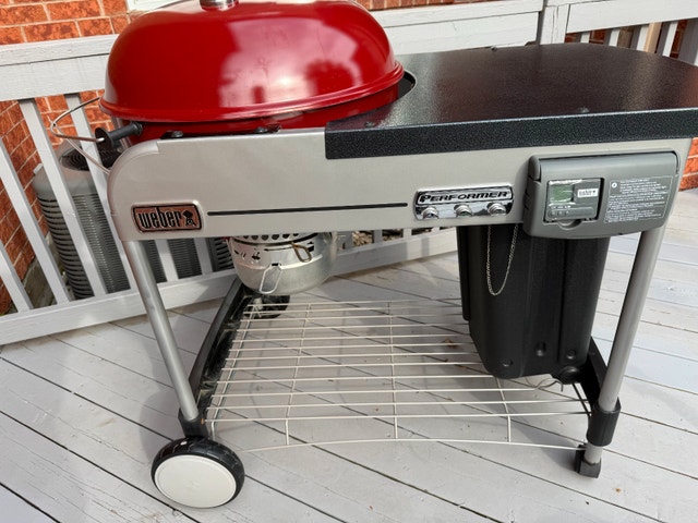 Weber Performer Deluxe 22" Charcoal BBQ – Crimson