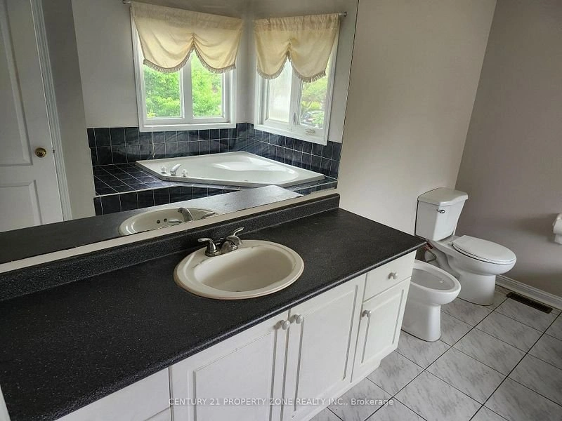 6 Beds 3 Baths House - photo 3