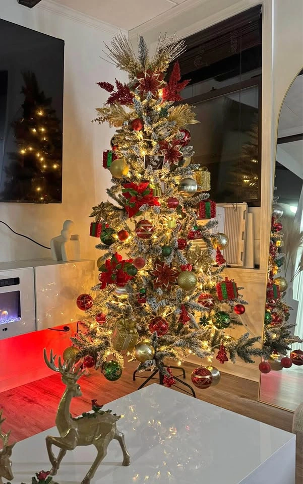 6 FT Flocked Christmas Tree – Fully Decorated