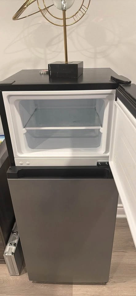 Hisense mini/compact refrigerator with separate top freezer - photo 2