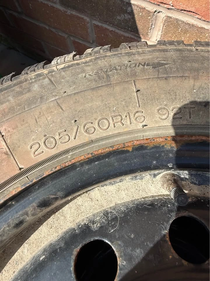 205/60/16 Uniroyal Winter Tires on Rims - photo 2