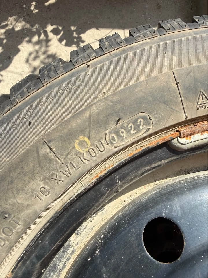 205/60/16 Uniroyal Winter Tires on Rims - photo 4