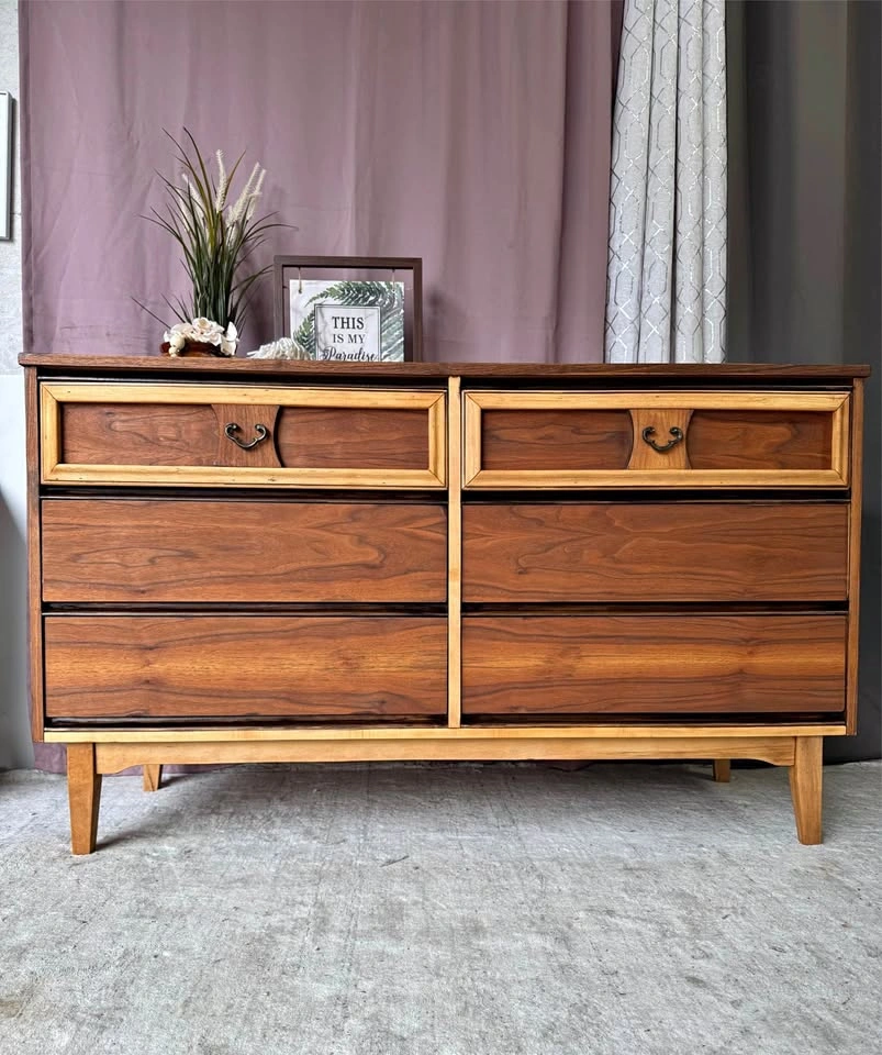 Mid century modern dresser in very good condition