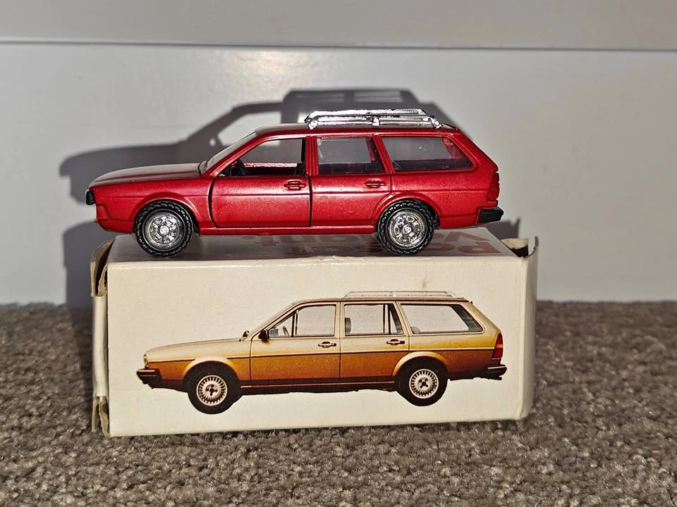 Volkswagen 1985 Passat Variant GLS Conrad 1:43 Diecast Model