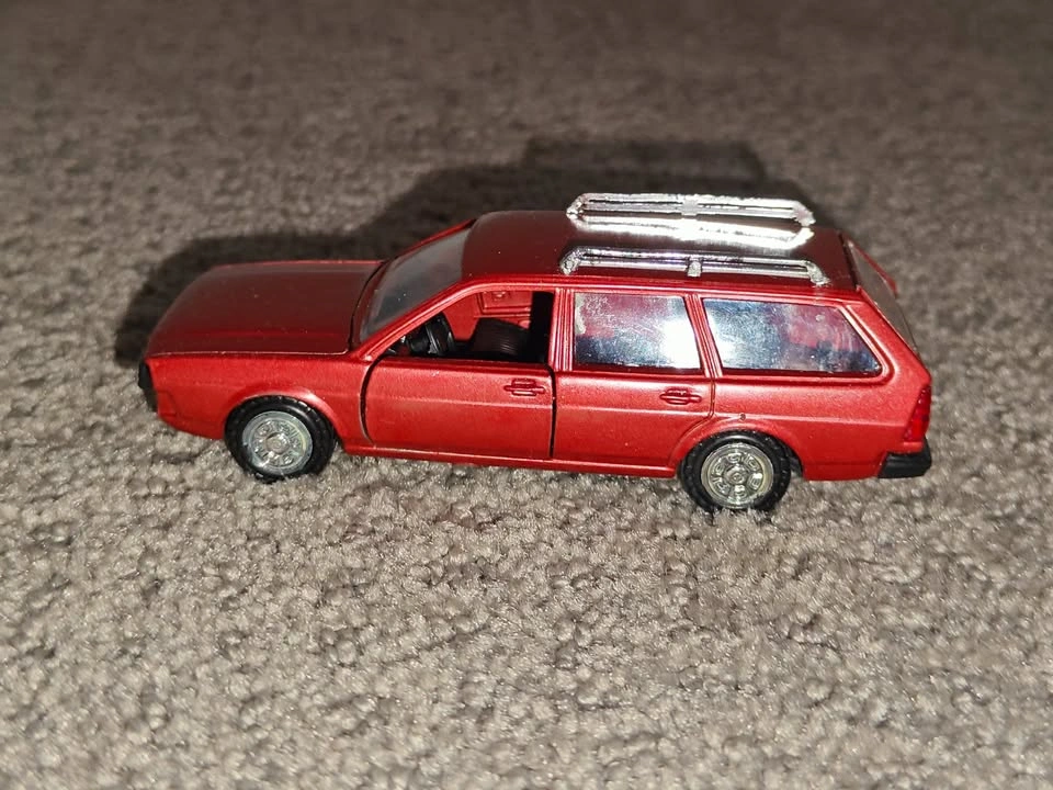 Volkswagen 1985 Passat Variant GLS Conrad 1:43 Diecast Model - photo 2