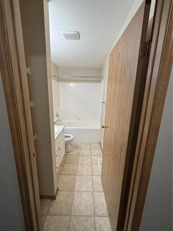2 Beds 1.5 Baths - Townhouse - photo 4