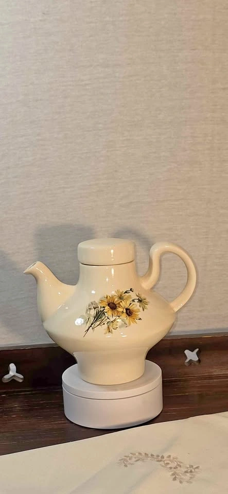 Vintage "tea for 1" Mid-Century Sunflower Ceramic Teapot