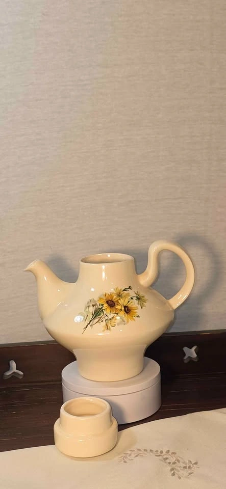 Vintage "tea for 1" Mid-Century Sunflower Ceramic Teapot - photo 2
