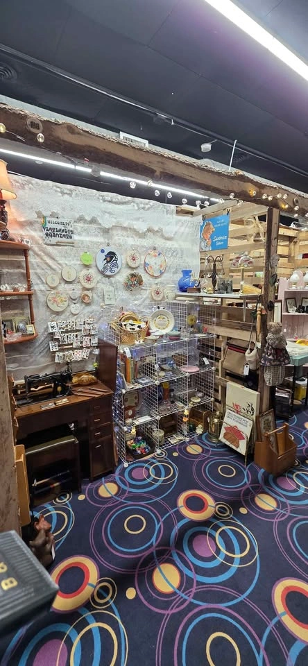 Vintiquity Oddments Restock: Retro Decor and Collectibles - photo 2