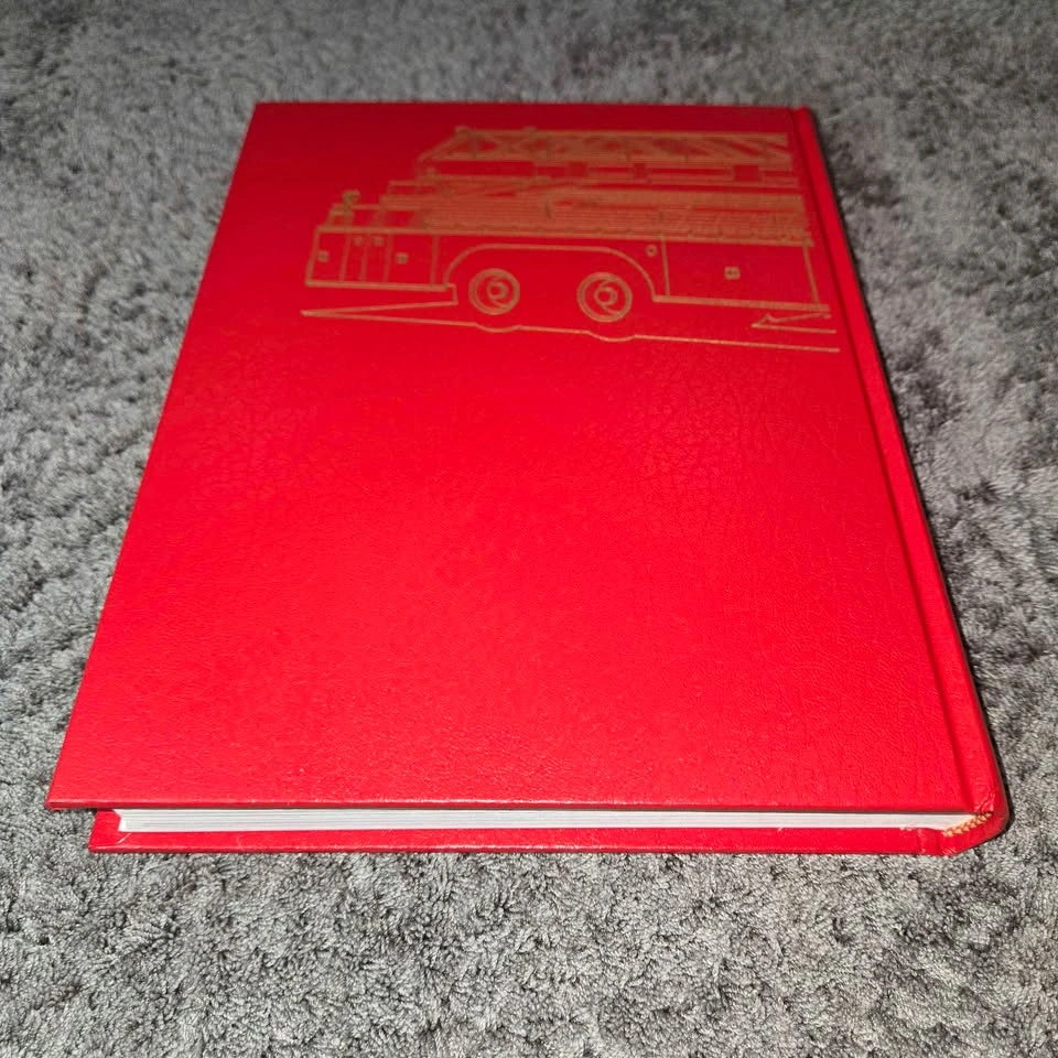 American Fire Engines Since 1900 Walter McCall 1st Ed 1976 - photo 2