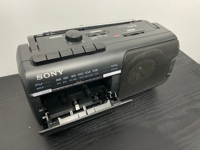 FULLY FUNCTIONAL SONY CFM-10 RADIO CASSETTE RECORDER - photo 2