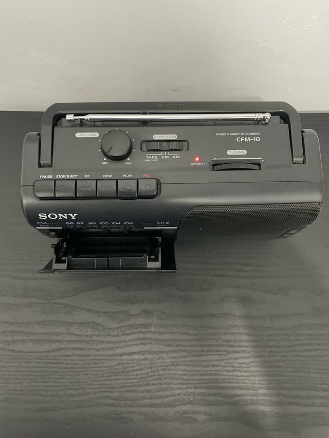 FULLY FUNCTIONAL SONY CFM-10 RADIO CASSETTE RECORDER - photo 3