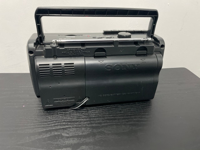 FULLY FUNCTIONAL SONY CFM-10 RADIO CASSETTE RECORDER - photo 4