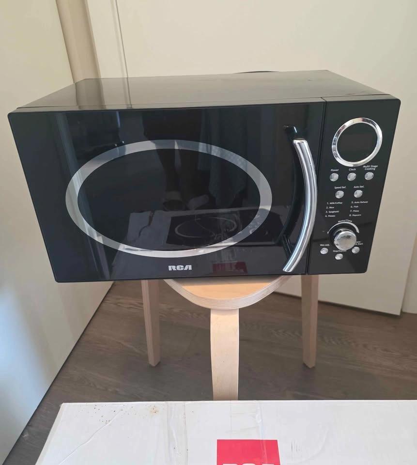 RCA 900W Retro Microwave – 0.9 Cu. Ft. – Original Box Included - photo 3