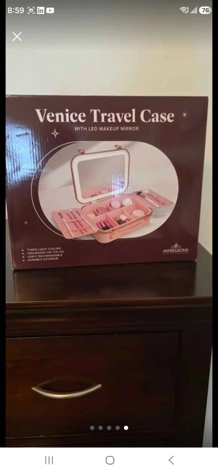 NEW Impressions Vanity Venice Travel Case with LED Makeup Mirror - photo 5