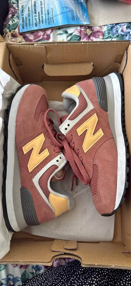 New Balance 574 Women's Sneakers Size 7 US